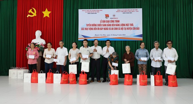 Ông Nguyễn Thành Thơ - Phó Bí thư Đảng ủy Khối và ôngHồ Văn Trung - Đảng ủy viên EVNGENCO3 trao quà cho các gia đình chính sách