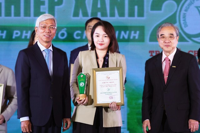 Đại diện PNJ nhận danh hiệu "Doanh nghiệp xanh TPHCM năm 2024 (Ảnh: Việt Hùng)