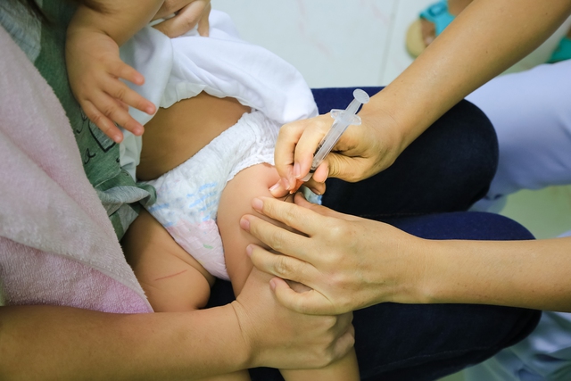 Tiêm vaccine để phòng bệnh cho trẻ trong giai đoạn đầu đời. Ảnh: Shutterstock