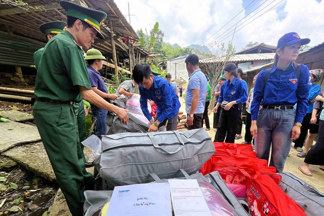 Báo Thanh Niên cứu trợ học sinh, người dân biên giới sau bão lũ- Ảnh 1.