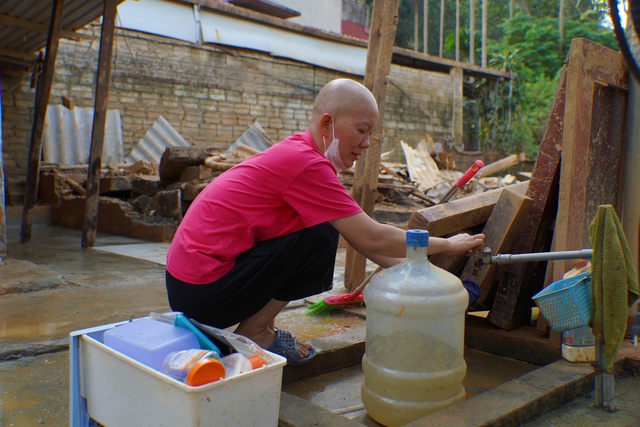 Mẹ đơn thân mắc ung thư bất lực nhìn nhà sập sau lũ lịch sử- Ảnh 1.