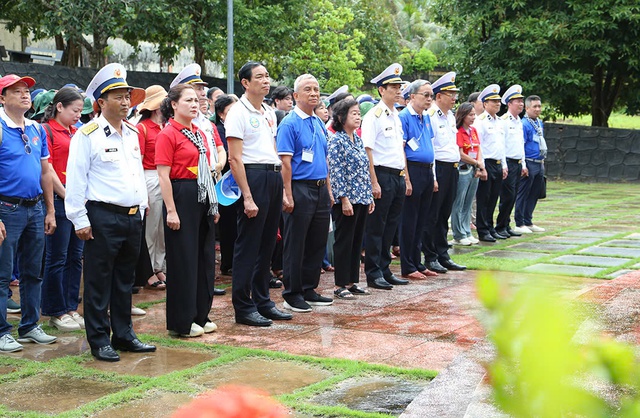 Chuẩn đô đốc Trần Ngọc Quyết: 'Thấm đượm sâu sắc tình cảm đất liền - đảo xa'- Ảnh 1.