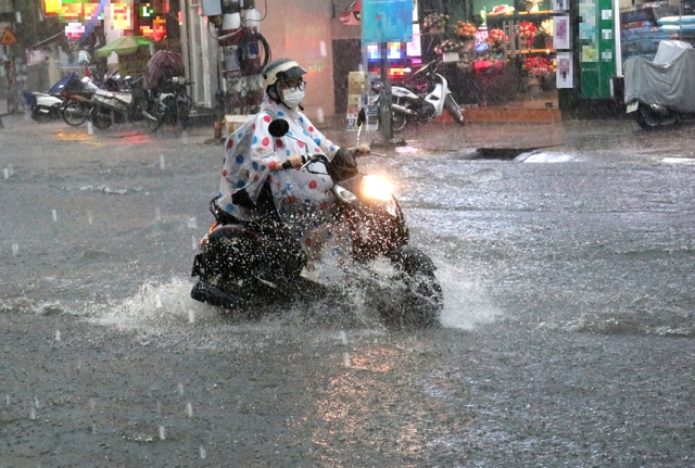 ‘Thót tim’ mỗi khi chạy xe dưới trời mưa- Ảnh 1.