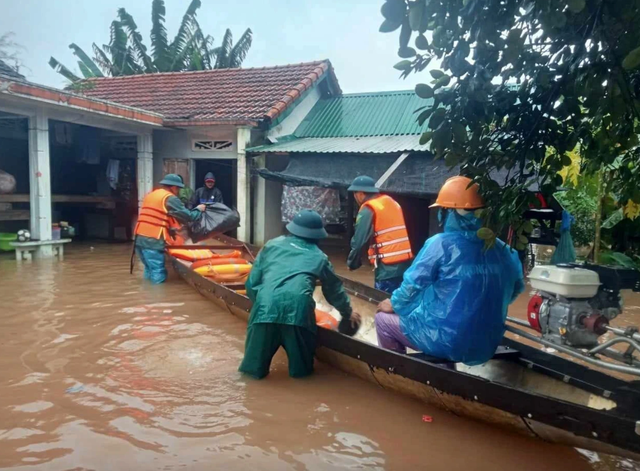 Thừa Thiên - Huế: Cương quyết sơ tán người dân ra khỏi vùng nguy hiểm- Ảnh 1.