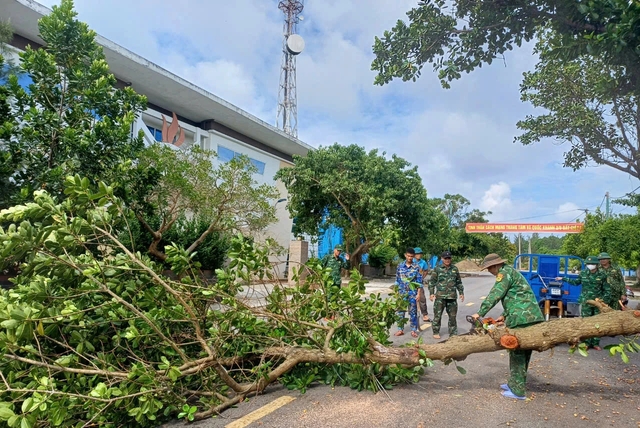 Quân đội, chính quyền và người dân vùng biển Quảng Trị chạy đua với bão số 4- Ảnh 5.