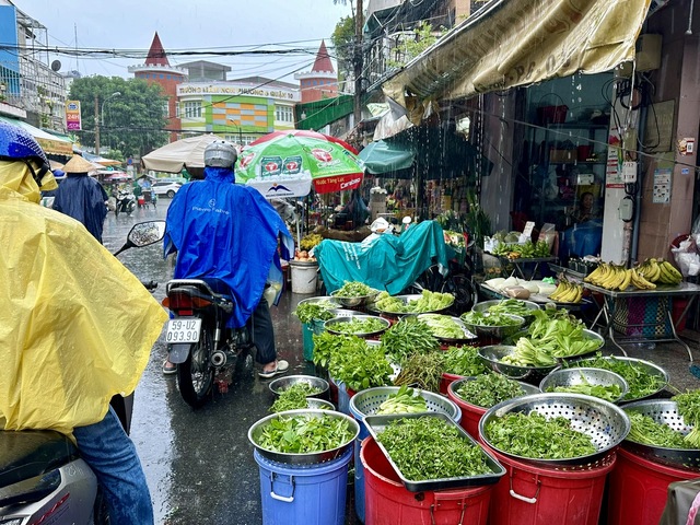 Chợ ế ẩm vì mưa trắng trời từ sáng sớm, giá rau xanh tăng vọt- Ảnh 1.