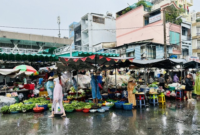 Chợ ế ẩm vì mưa trắng trời từ sáng sớm, giá rau xanh tăng vọt- Ảnh 3.