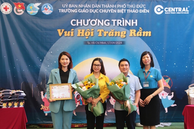 Hiệu trưởng nhà trường tri ân đơn vị tài trợ Central và các đối tác. Ảnh: CENTRAL