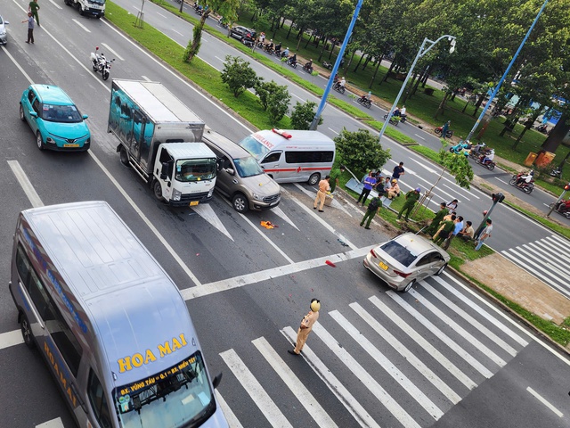 TP.HCM: Xe cấp cứu bị tai nạn liên hoàn trên đại lộ Võ Văn Kiệt- Ảnh 1.