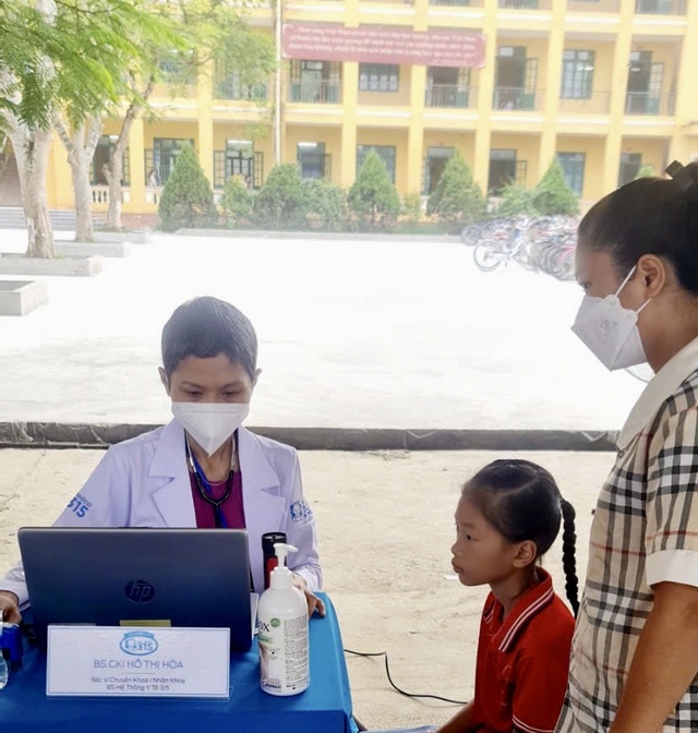 Báo Thanh Niên đồng hành tư vấn sức khỏe cho học sinh, bà con vùng lũ Tuyên Quang- Ảnh 4.