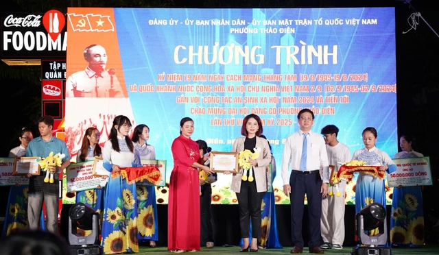 Đại diện Ban Lãnh đạo Central nhận thư cảm ơn của Quỹ "Vì người nghèo" P.Thảo Điền. Ảnh: Central