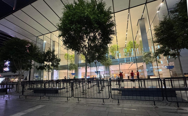 Trước cửa Apple Store trên đường Orchard (Singapore) đã xếp sẵn rào phân làn, đồng thời yêu cầu người mua iPhone không xếp hàng từ tối hôm trước