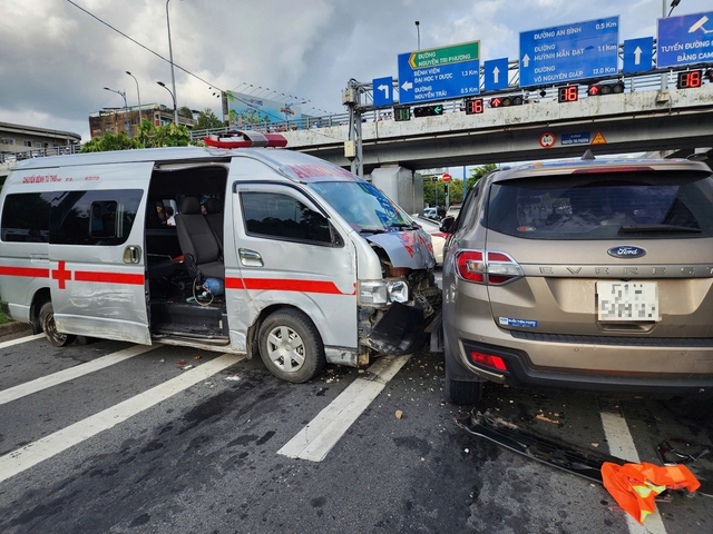 TP.HCM: Xe cấp cứu bị tai nạn liên hoàn trên đại lộ Võ Văn Kiệt- Ảnh 3.