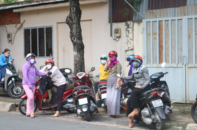 CSGT TP.HCM: Cha mẹ dừng xe đón con tan học không chú ý những điểm này dễ bị phạt- Ảnh 1.