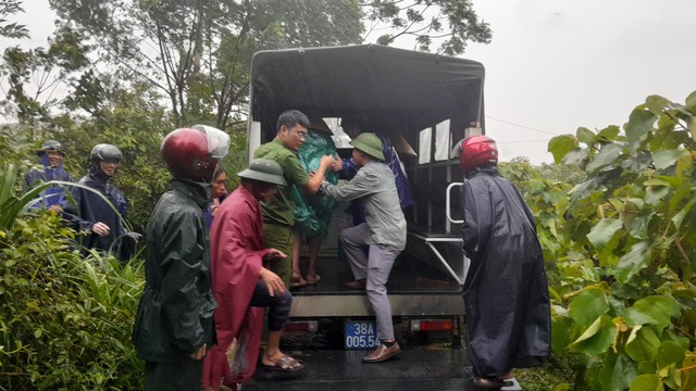 Bão số 4: Hà Tĩnh di dời người dân khỏi vùng nguy cơ sạt lở- Ảnh 1.