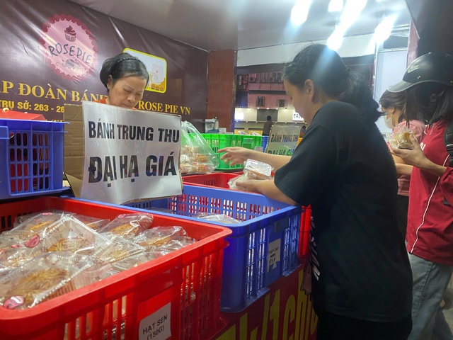 Bánh trung thu rớt giá thê thảm sau rằm- Ảnh 1.