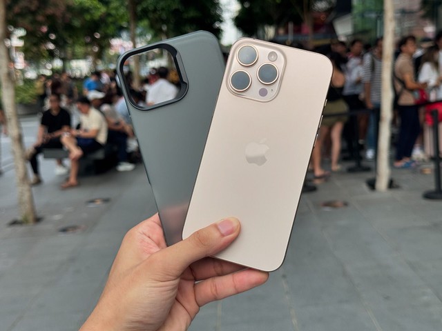 iPhone 16 Pro Max màu Titan Sa mạc trên tay người mua sớm tại Singapore