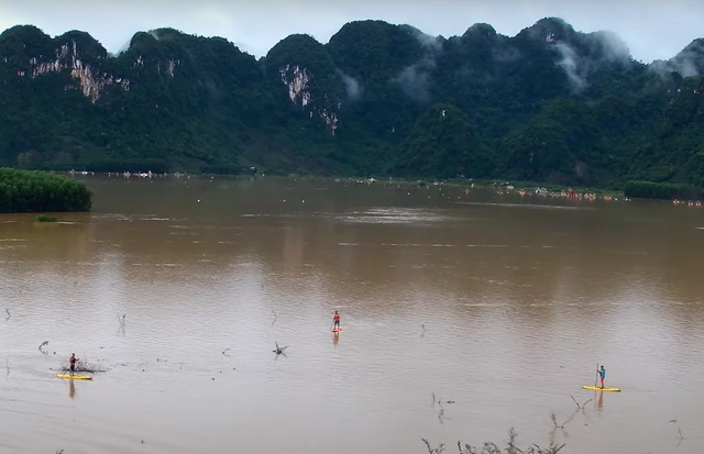 'Làng du lịch tốt nhất thế giới' bị ngập lụt, doanh nghiệp mời du khách trải nghiệm- Ảnh 1.