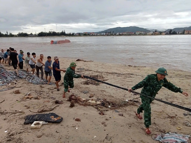 Quảng Bình: Sóng đánh lật tàu cá đang neo đậu tránh bão số 4- Ảnh 2.