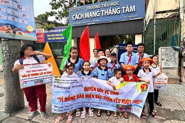 Dễ thương vô cùng, học trò đi xin ve chai kiếm tiền hỗ trợ vùng lũ- Ảnh 1.