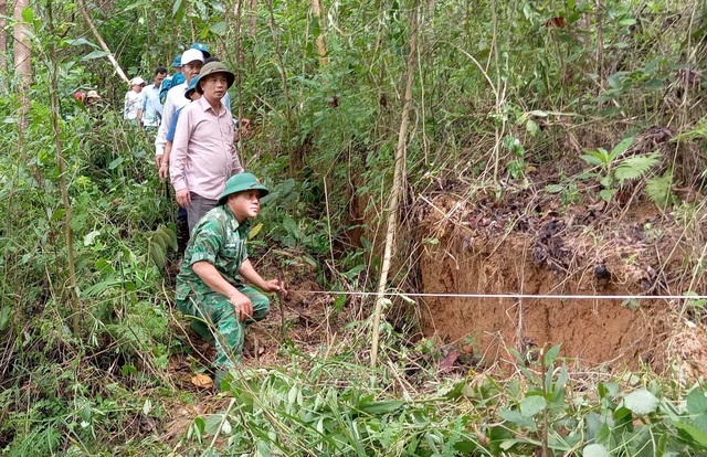 Vết nứt lớn đe dọa cả làng ở Quảng Nam, khẩn trương tìm nơi tái định cư- Ảnh 1.