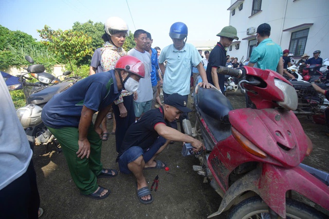 Cả ngàn xe máy vùng lũ lụt được sửa chữa miễn phí- Ảnh 2.