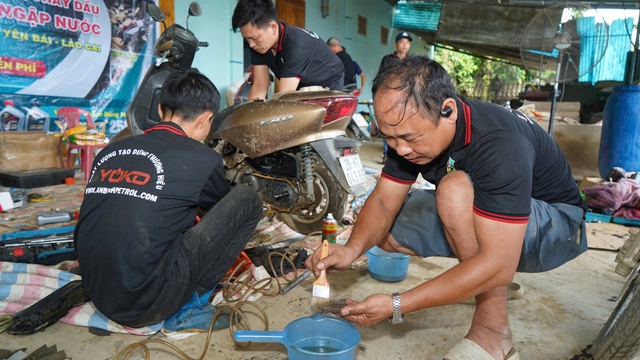 Cả ngàn xe máy vùng lũ lụt được sửa chữa miễn phí- Ảnh 1.