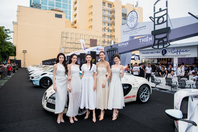 Các người đẹp Việt thưởng thức cà phê Trung Nguyên Legend tại sự kiện Gumball 3000- Ảnh 1.