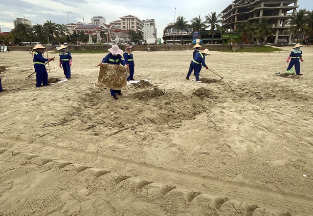 Dọn dẹp hàng chục tấn rác, trả lại bãi biển Đà Nẵng sau bão số 4- Ảnh 6.