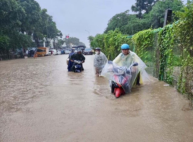 Miền Bắc mưa rất lớn, thủy điện Hòa Bình liên tiếp mở cửa xả đáy- Ảnh 1.