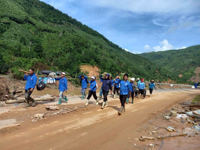 Thanh niên tình nguyện dốc sức giúp dân khắc phục hậu quả mưa bão- Ảnh 6.