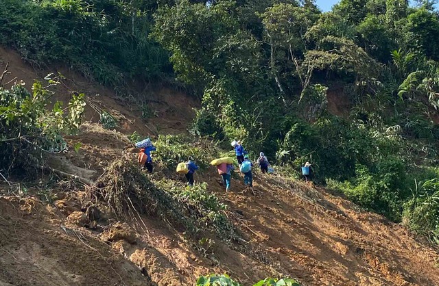 Thanh niên tình nguyện dốc sức giúp dân khắc phục hậu quả mưa bão- Ảnh 5.