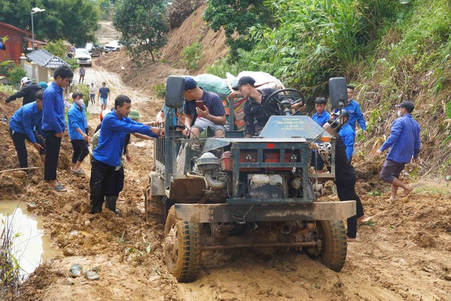 Thanh niên tình nguyện dốc sức giúp dân khắc phục hậu quả mưa bão- Ảnh 4.