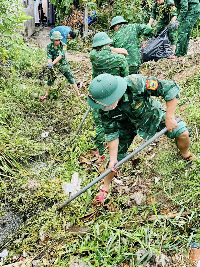 Khơi thông cửa thu nước, chống ngập úng khu vực quanh sân bay Đà Nẵng- Ảnh 2.