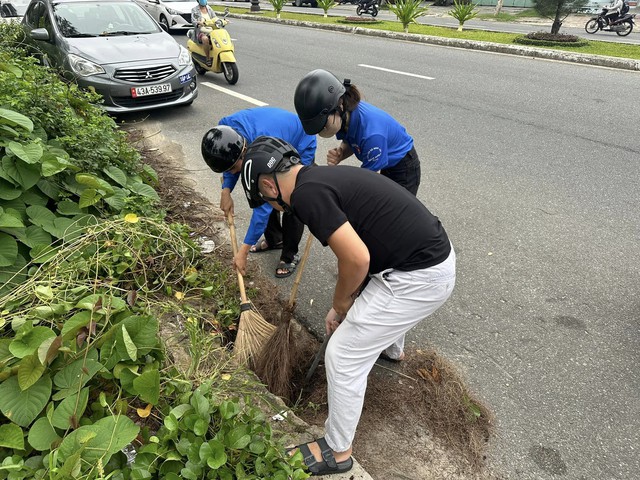 Khơi thông cửa thu nước, chống ngập úng khu vực quanh sân bay Đà Nẵng- Ảnh 3.