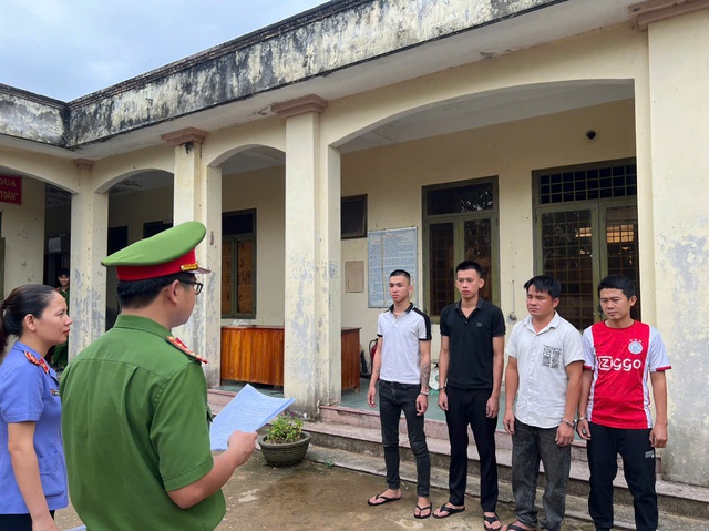 Thua bạc, nhờ bạn đến đe dọa, ép người thắng viết giấy nợ rồi cướp tài sản- Ảnh 1.