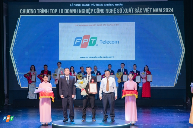 Ông Vương Quốc Thông - Trưởng phòng kinh doanh FPT Telecom International - nhận giải ICT ở hạng mục TOP 10 Doanh nghiệp cung cấp hạ tầng số.