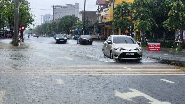 Nhiều tuyến đường ở TP.Hà Tĩnh ngập sâu do mưa lớn- Ảnh 2.