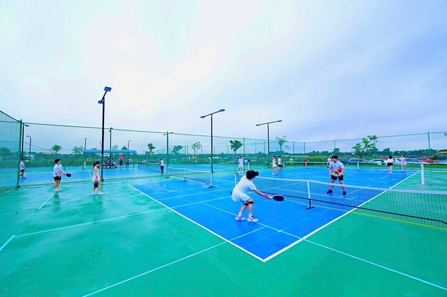 Sân pickleball, sân tennis, sân thể thao đa năng, hồ bơi, phòng gym sẽ mở cửa thường xuyên để phục vụ khách và dân cư