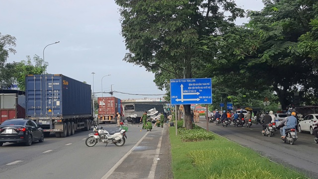 Tai nạn kinh hoàng trên đại lộ Nguyễn Văn Linh, 2 người tử vong- Ảnh 1.