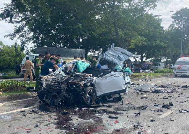 Tai nạn liên hoàn trên đường Nguyễn Văn Linh, 2 người tử vong- Ảnh 2.