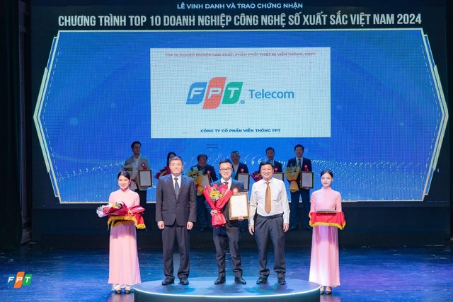 Ông Đỗ Đăng Tiến - Trưởng ban chính sách kinh doanh FPT Telecom - nhận giải ICT ở hạng mục Doanh nghiệp sản xuất, phân phối thiết bị viễn thông, CNTT.