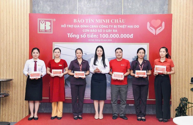 Bà Nguyễn Thị Thu Hiên - Chủ tịch Công đoàn Công ty vàng bạc đá quý Bảo Tín Minh Châu gửi phần quà ý nghĩa đến các cán bộ nhân viên đang phải chịu ảnh hưởng của bão lũ