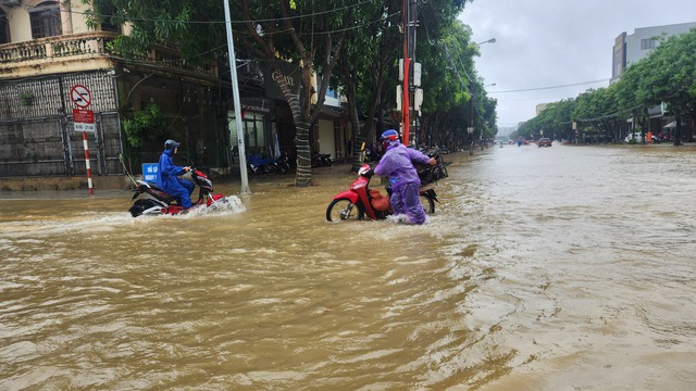 Đường phố ở Hà Tĩnh mênh mông nước sau mưa lớn- Ảnh 1.