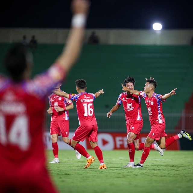 Có ‘anh’ VAR: Các trận V-League phía nam hồi hộp, kịch tính như phim hành động- Ảnh 1.