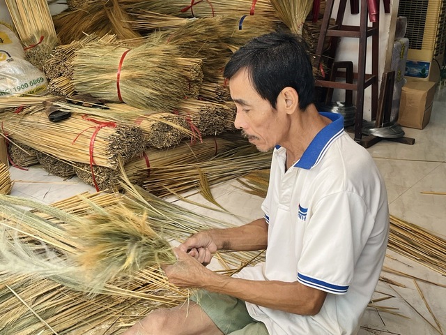 Những hạt bụi đót bám đầy trên mái tóc, da thịt, quần áo của người thợ làm chổi