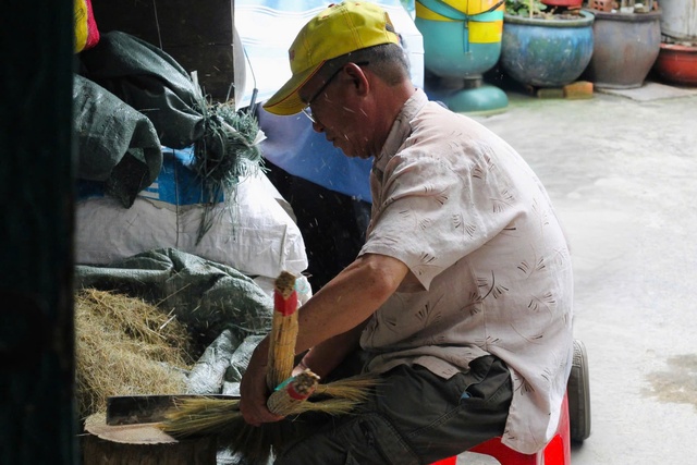 Ông Nhân đang làm công đoạn tề chổi cho gọn, đẹp trước khi mang đi bỏ mối