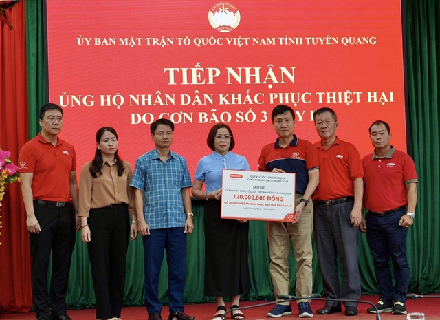 Hình trao cheque Tuyen Quang: Ông Trần Đình Quân - Chủ tịch HĐTV Dai-ichi Life Việt Nam kiêm Chủ tịch Quỹ Vì cuộc sống tươi đẹp (thứ ba, từ phải qua) trao biểu trưng số tiền tài trợ cho bà Tăng Thị Dương - Ủy viên Ban chấp hành Đảng bộ Tỉnh, Phó chủ tịch Ủy ban MTTQVN Tỉnh Tuyên Quang