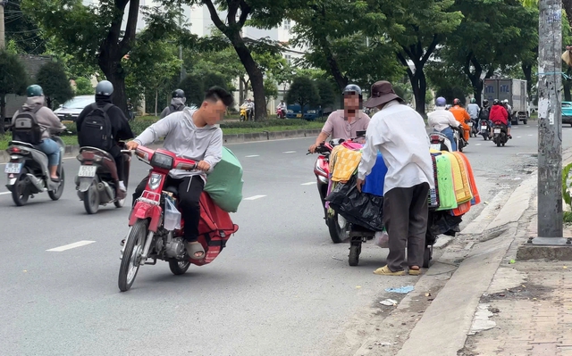 TP.HCM: Bát nháo xe chạy ngược chiều, không đội mũ bảo hiểm ở Q.12- Ảnh 1.