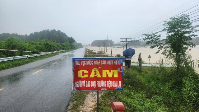 Cứu 2 ngư dân bị chìm thuyền trên biển Hà Tĩnh- Ảnh 3.